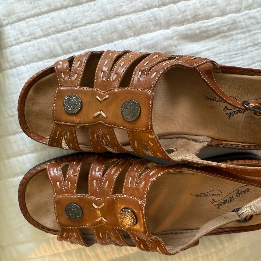 Easy Street Women's Tan Sandals
